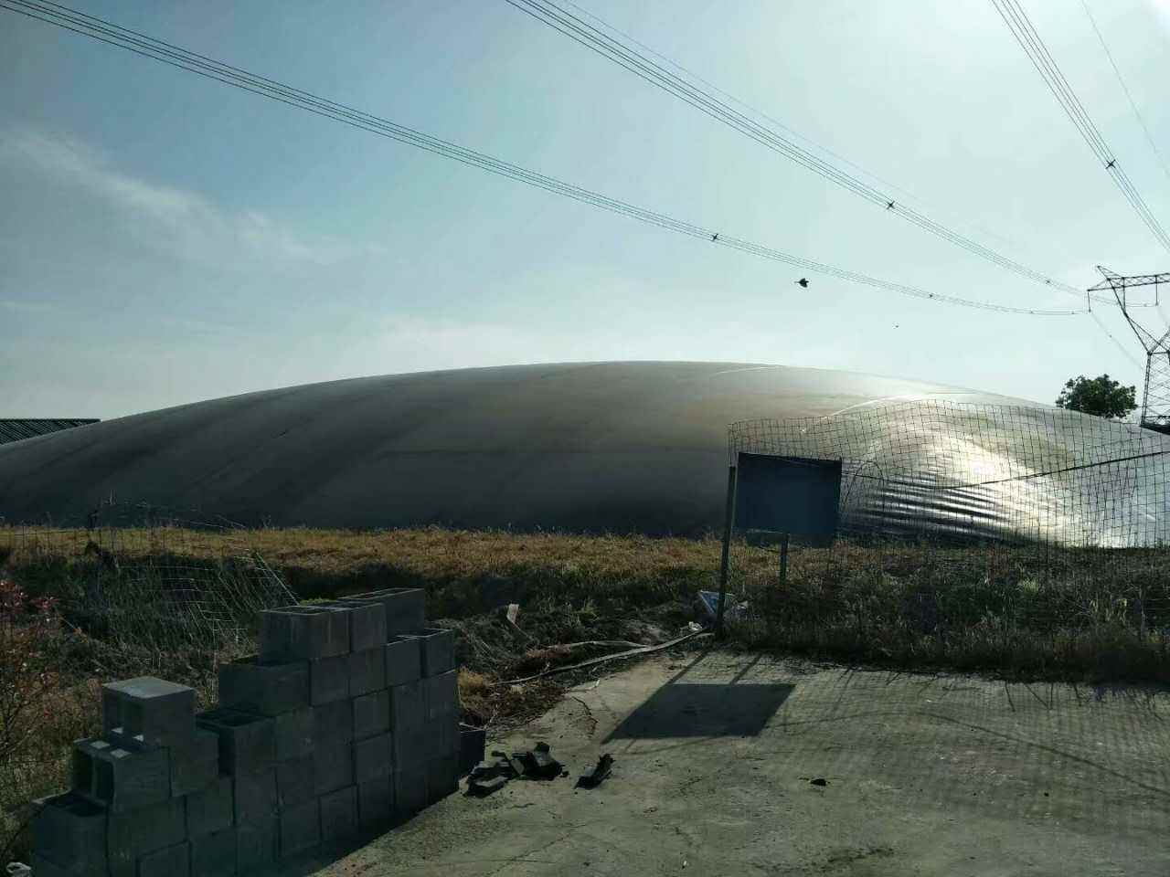 修筑完工的外圍堰鋪設土工膜表面一定要加寬嗎?