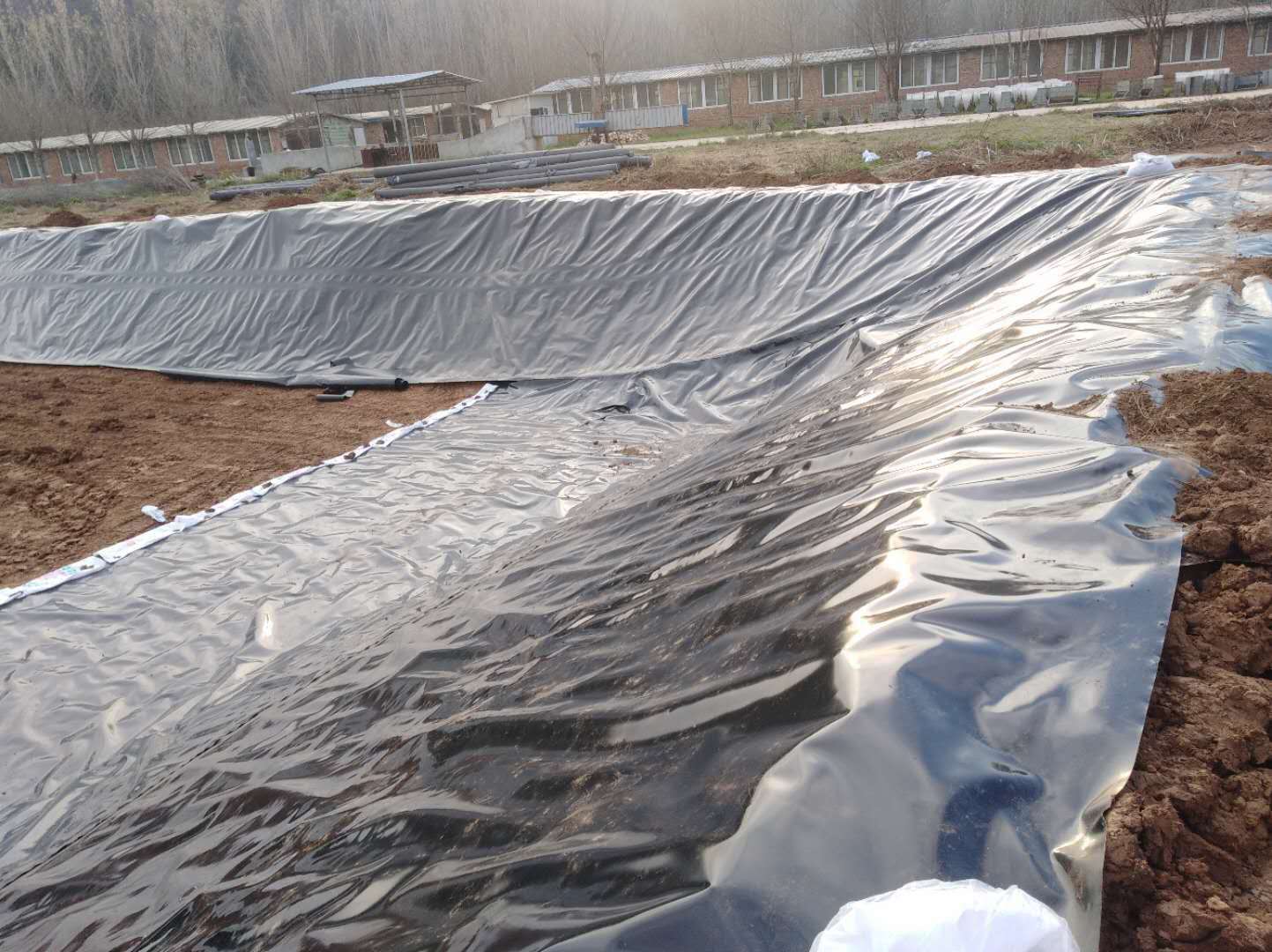 土工膜養殖如何設置防逃設施？