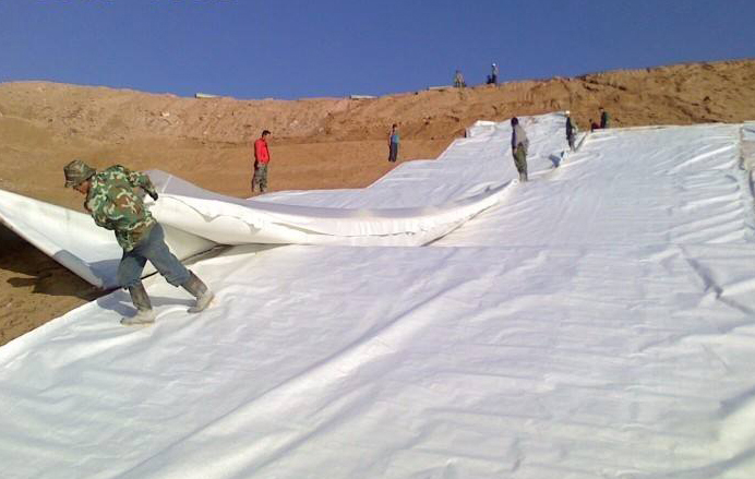 土工膜上回填土最大厚度是多少？